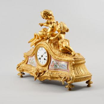 BORDSPENDYL, Louis XV-stil, omkring sekelskiftet 1800/1900.