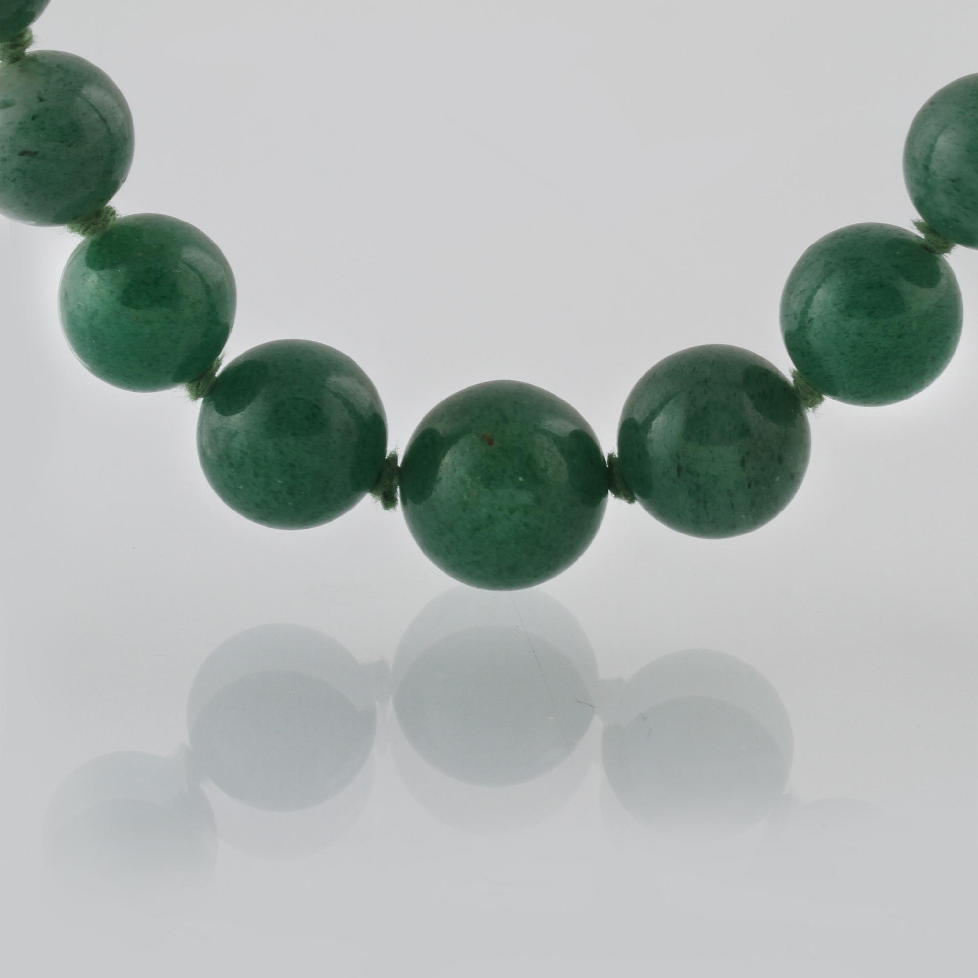 COLLIER, jade, lås i vitmetall med odlad pärla.