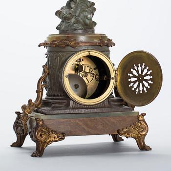 BORDSPENDYL, efter Louis Moreau, 1900-talets början.