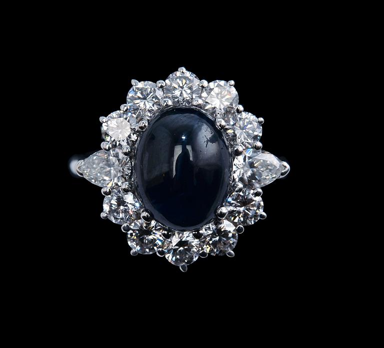 A RING, brilliant cut diamonds c. 1.60 ct. TW/vs. sapphire c. 5 ct. 18K white gold, weight 8 g.