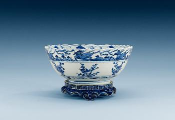 1686. A blue and white bowl, Ming dynasty, 17th Century. With a procelain stand with Guanxu mark.