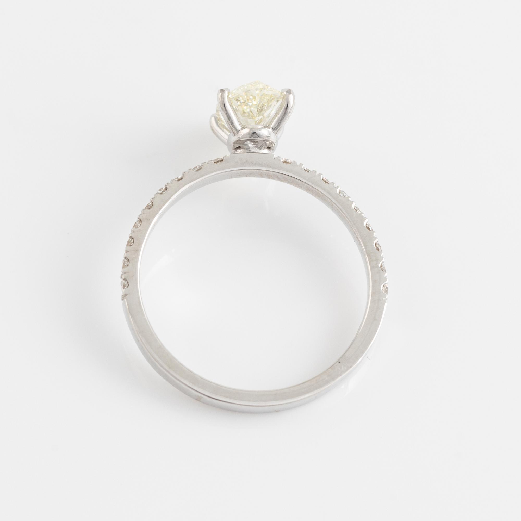 Marquise cut diamond ring, 1,02 ct.