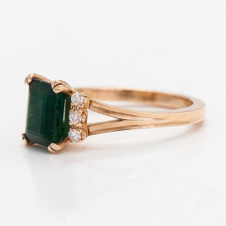 Ring, 14K guld, med en smaragd och diamanter tot ca 0.12 ct.