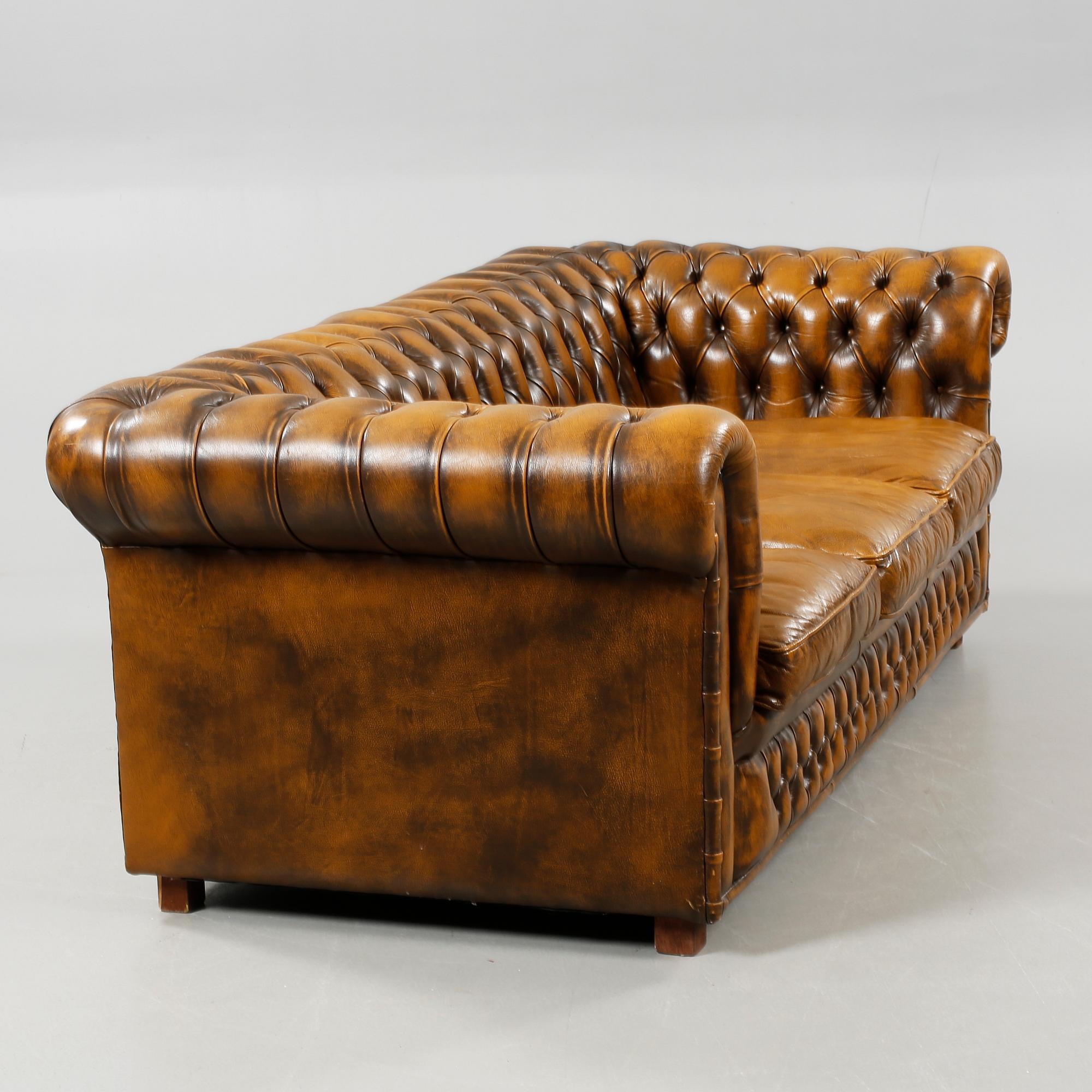 BÄDDSOFFA, Chesterfield-modell, 1900-talets andra hälft.