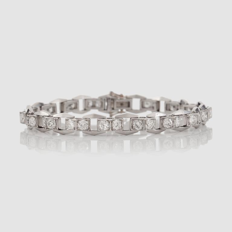 A brilliant- and old-cut diamond bracelet. Total carat weight circa 3.60 cts.