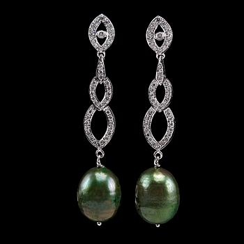 A PAIR OF EARRINGS, 88 brilliant cut diamonds 0.85 ct,  green baroque pearl 11 mm.