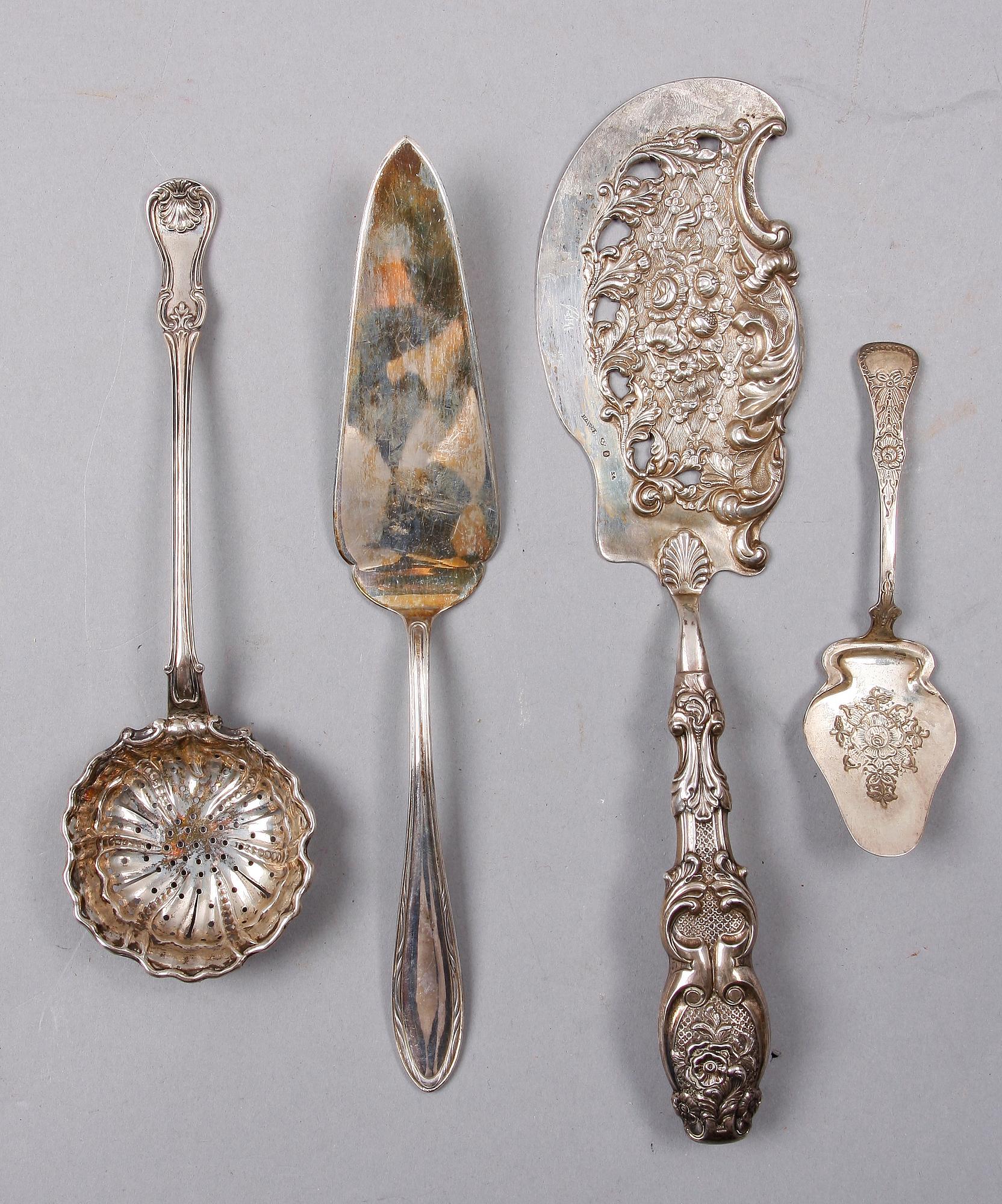 FISKSPADE SAMT UPPLÄGGNINGSBESTICK, 4 delar, silver, bla HG Vogt, Kristianstad 1848.