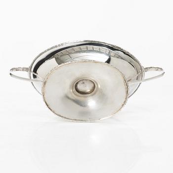 Firma Carl Fredrik Carlman, sockerskål med lock samt strösked, silver, Stockholm 1919.