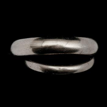 RINGAR, 2 st, 18 k vitguld, 1965. Vikt ca 10 g.