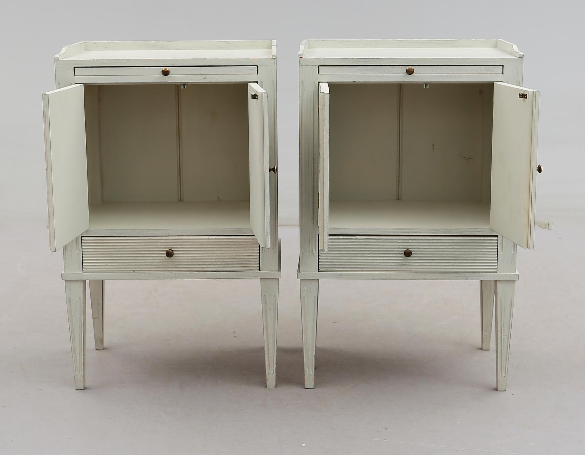 SÄNGBORD, 1 par, gustaviansk stil, 1900-talets andra hälft.