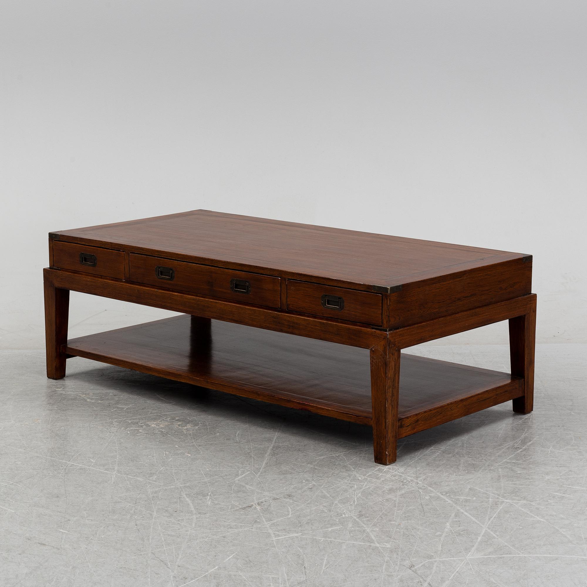 An oak coffee table, English style, late 20th Century.