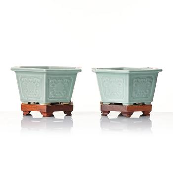 A pair of Chinese Celadon flower pots, late Qing dynasty/early 20th Century.