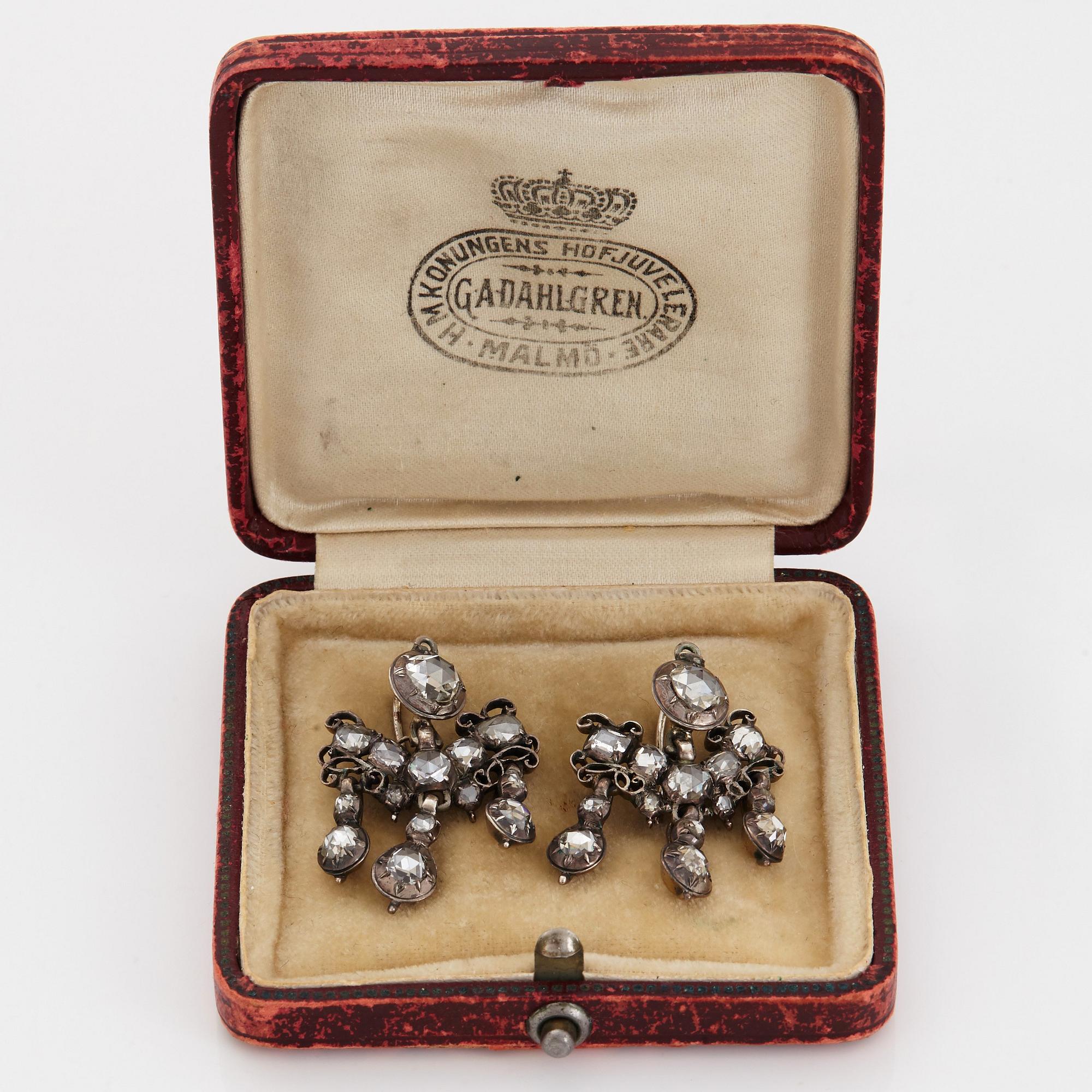 Ett par örhängen med rosen- och taffelslipade diamanter, 1700-tal.