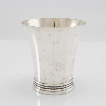 Eric Löfman, vase silver MGAB Uppsala 1977.