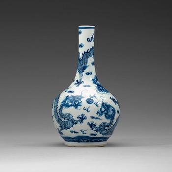 455. A blue and white vase, Qing dynasty, 19th Century.