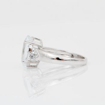 RING, 14K vitguld med ovalslipad goshenit ca 4,03 ct. Vikt ca 4,24 g.
