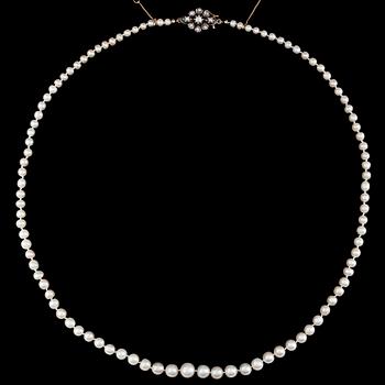 1371. A natural pearl necklace, 7,5-3,5 mm.