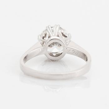 An 18K white gold ring set with a round brilliant-cut diamond.