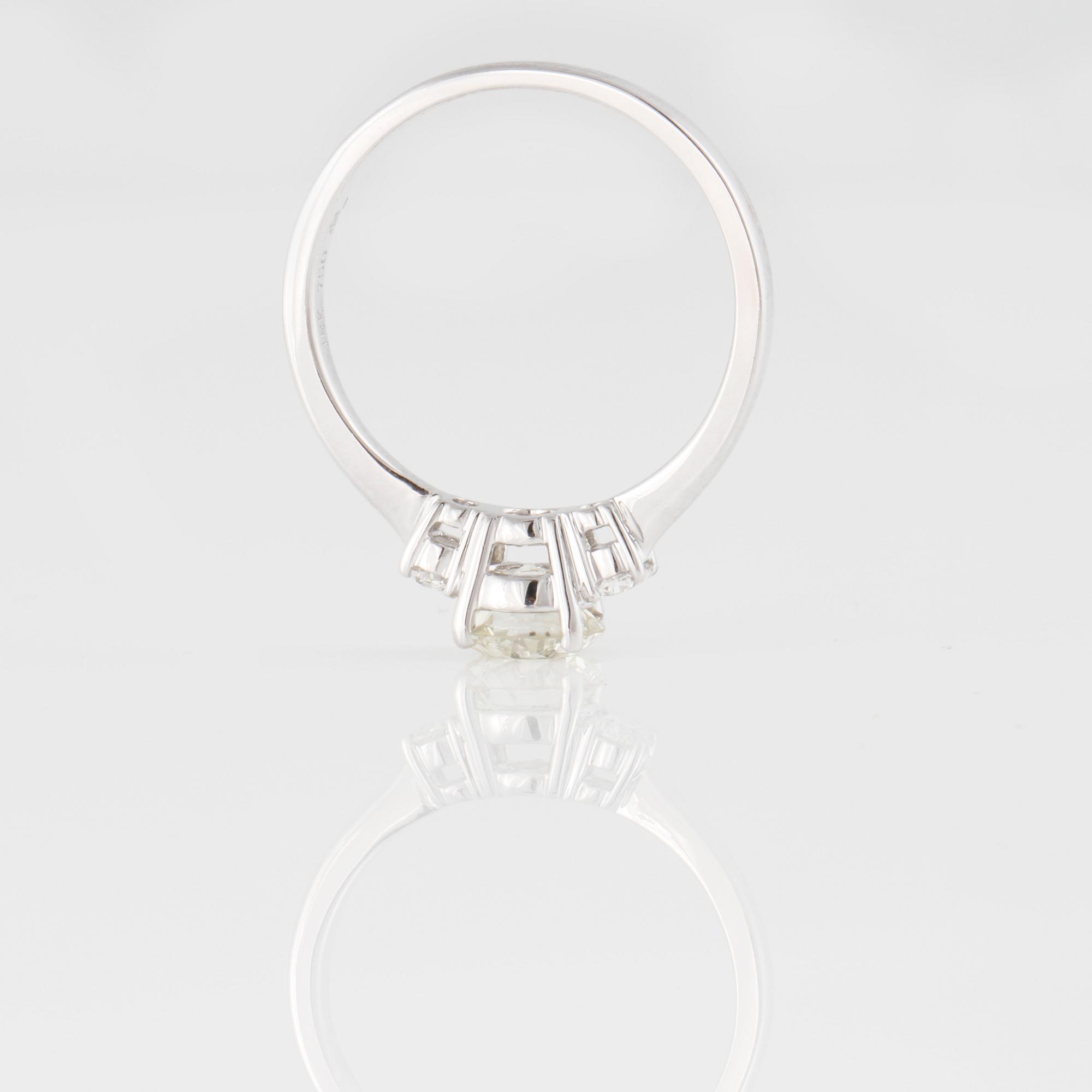 RING, med briljantslipad diamant 0.88 ct samt 2 ovalslipade små diamanter.