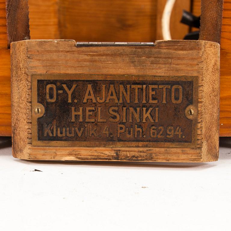 VÄGGKKLOCKA, märkt Г.Мозерь (G.Mozer), 1900-talets första hälft.