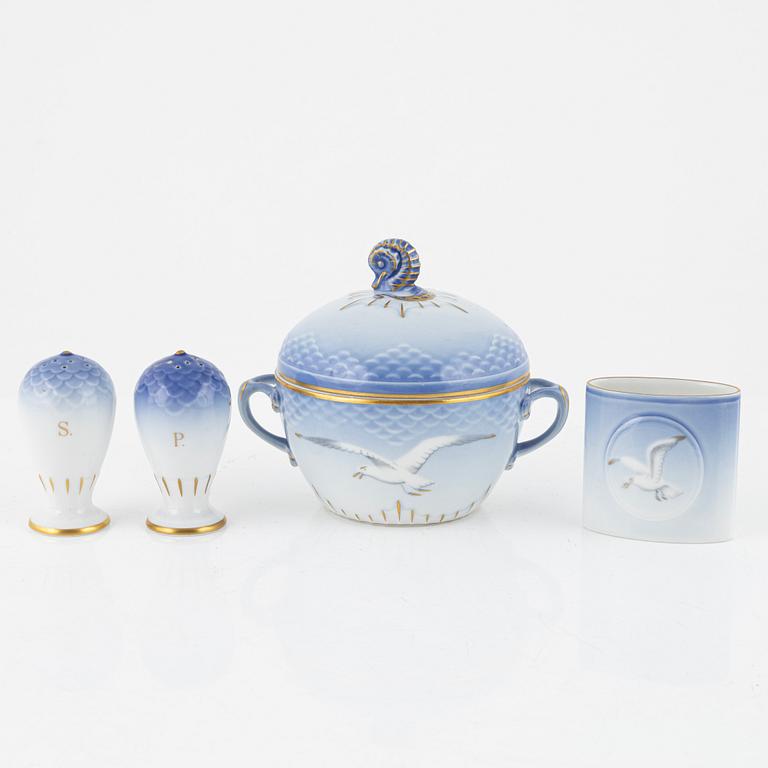 Matservis, ca 97 delar, porslin, "Blå Måsen", Bing & Grøndahl samt Royal Copenhagen, Danmark.