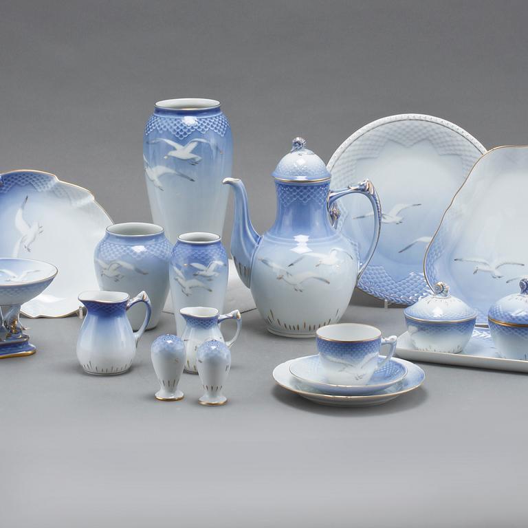 KAFFESERVIS, 40 delar, porslin, "Måsen", Bing & Gröndal samt Royal Copenhagen, Danmark, 1900-talets andra hälft.
