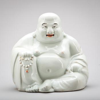 FIGURIN, porslin. Buddha, Kina. 1900-talets början.