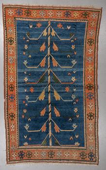 Matto, an Oriental, ca 302-307 x 181,5-194 cm (as well as 1-2 cm flat weave at the ends).