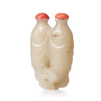 A nephrite double fish snuff bottle with stoppers, Qing dynasty (1664-1912).