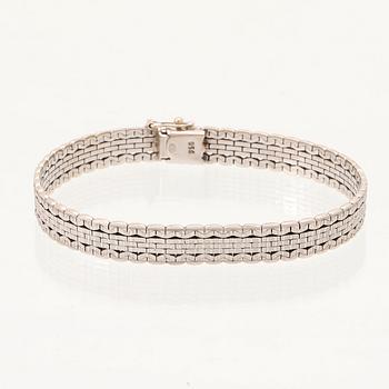 An 18K white gold bracelet.