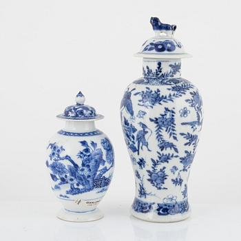 A group of four Chinese blue and white urns with cover, a jar and a flower pot. 19th and 20th century.