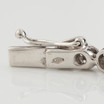 Collier 18K vitguld med briljantslipade diamanter.