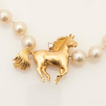 Ole Lynggaard, hänge, 18K guld med diamant samt pärlcollier.