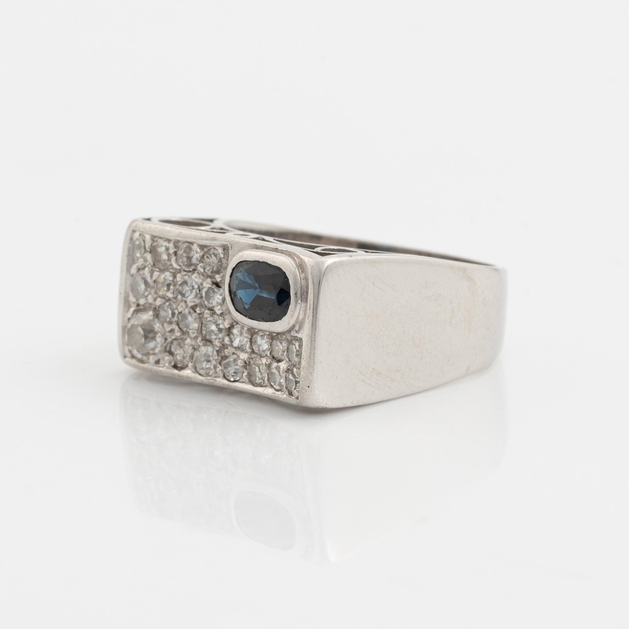 An 18K whit gold ring set with a sapphire and old- and eight-cut diamonds.
