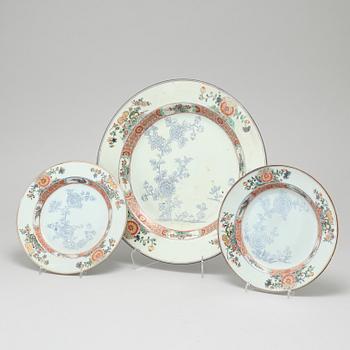 A pair of famille verte plates and a serving dish, Qing dynasty, 18th century.