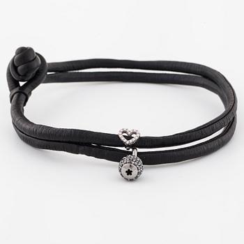 OLE LYNGGAARD, läderarmband med "Sweet Drops" berlocker, design Charlotte Lynggaard.