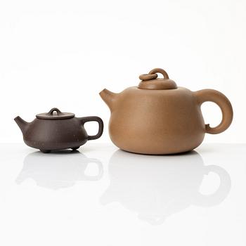 Two Chinese yixing teapots, 1980/90s.