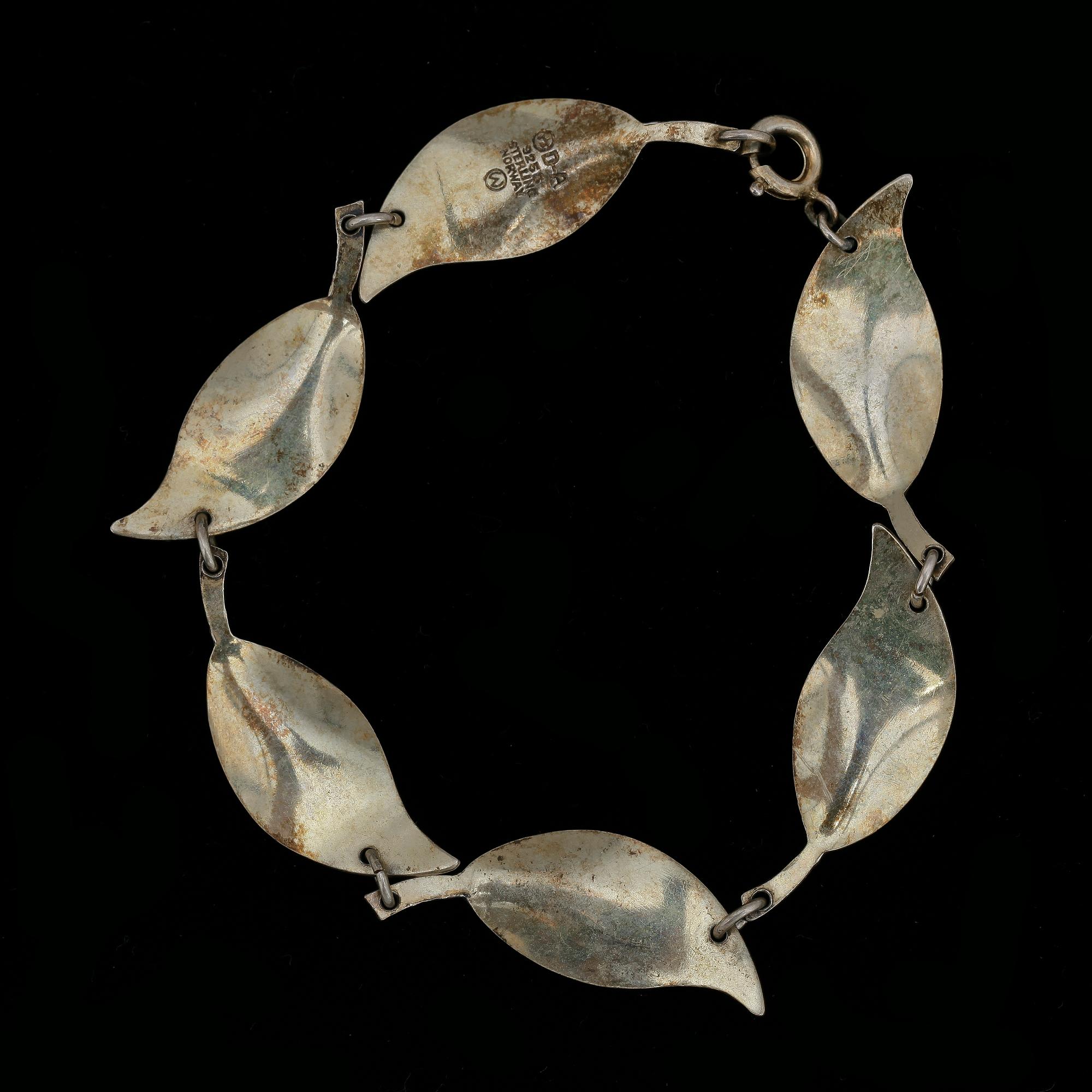 HALSBAND, ARMBAND, ÖRHÄNGEN, ett par samt BROSCH, sterlingsilver och emalj, Norge, 1900-tal. Vikt 48 G.