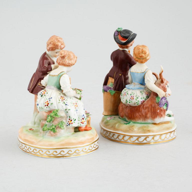 A pair of procelain figurines from Sächsische Porzellan Manufaktur in Dresden, first half of the 20th century.