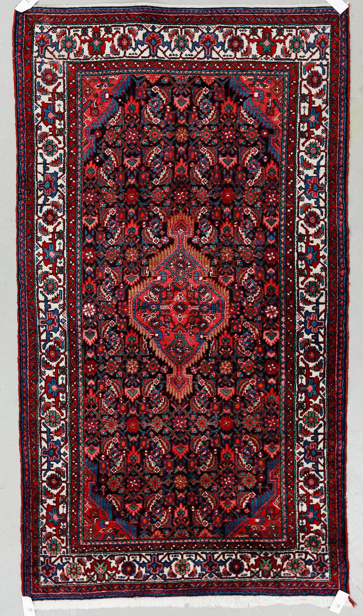 MATTA, modern tillverkning, orientalisk. Ca 244x135 cm.