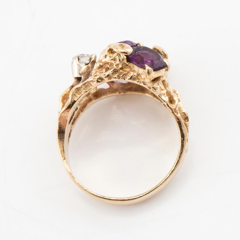14K gold ring with amethysts and a round brilliant-cut diamond.