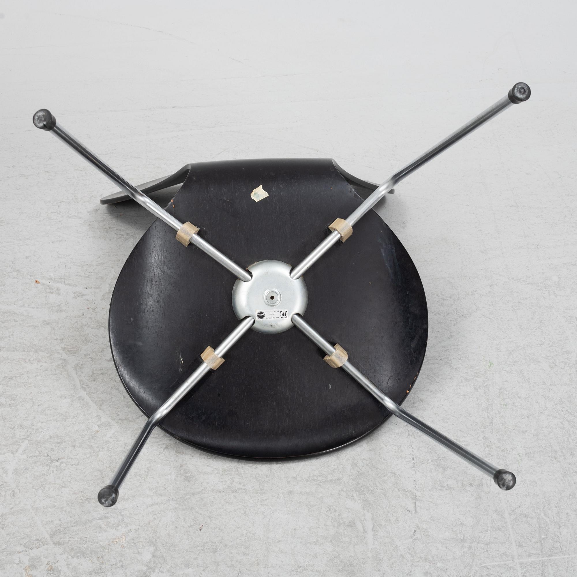 Arne Jacobsen, stolar sex st. "Sjuan", Fritz Hansen, Danmark, daterade 1966.