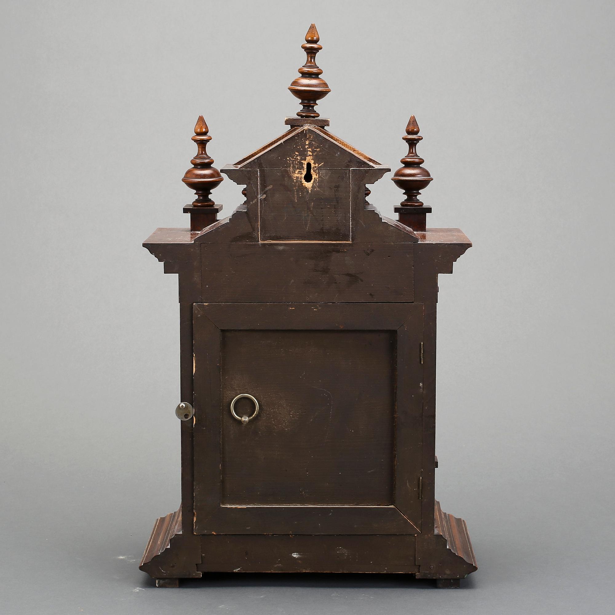 BORDSUR, nyrenässans. 1800-talets slut. Urverket märkt Junghans.