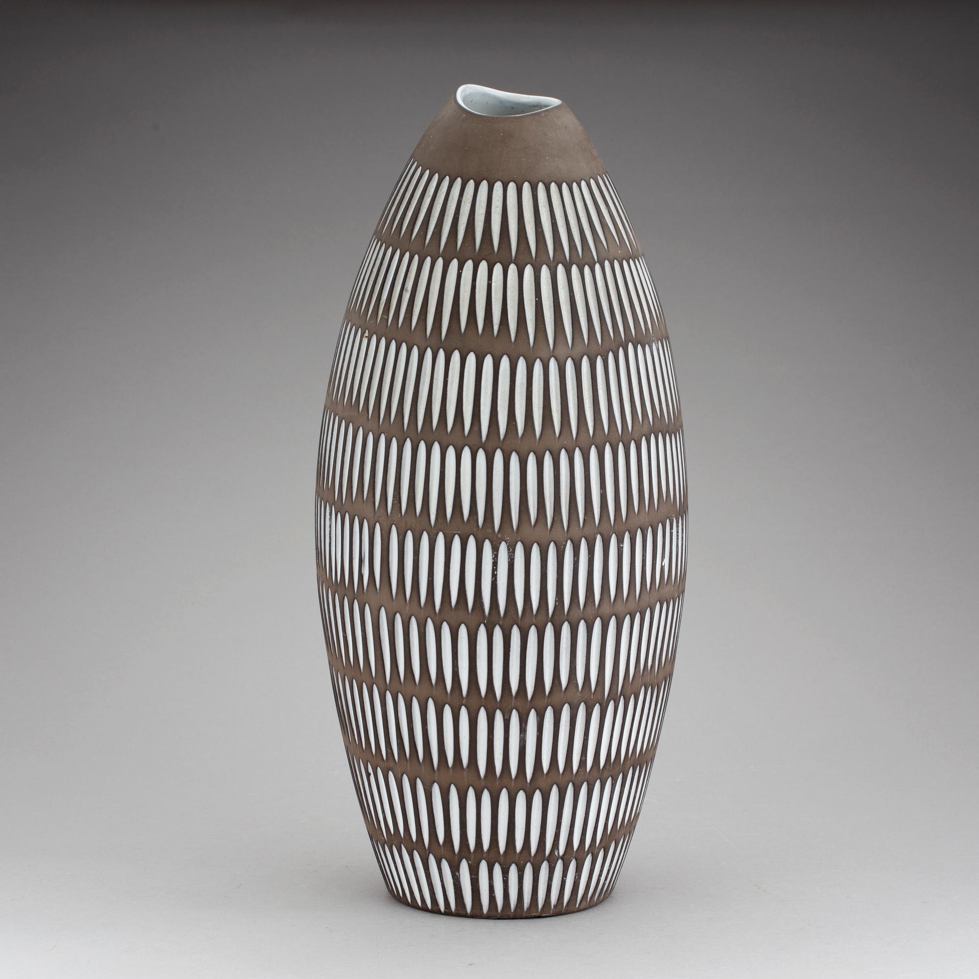 GOLVVAS, lergords, "Negro", Ingrid Atterberg, Upsala Ekeby. I produktion 1953-1958.