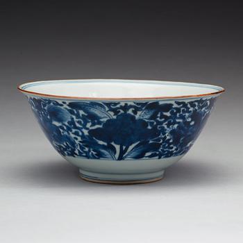 A blue and white bowl, Qing dynasty, Kangxi (1662-1722).