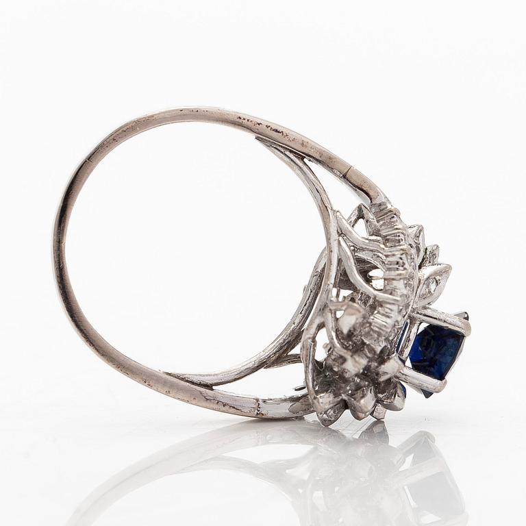 Ring, 18K vitguld, diamanter och safir.