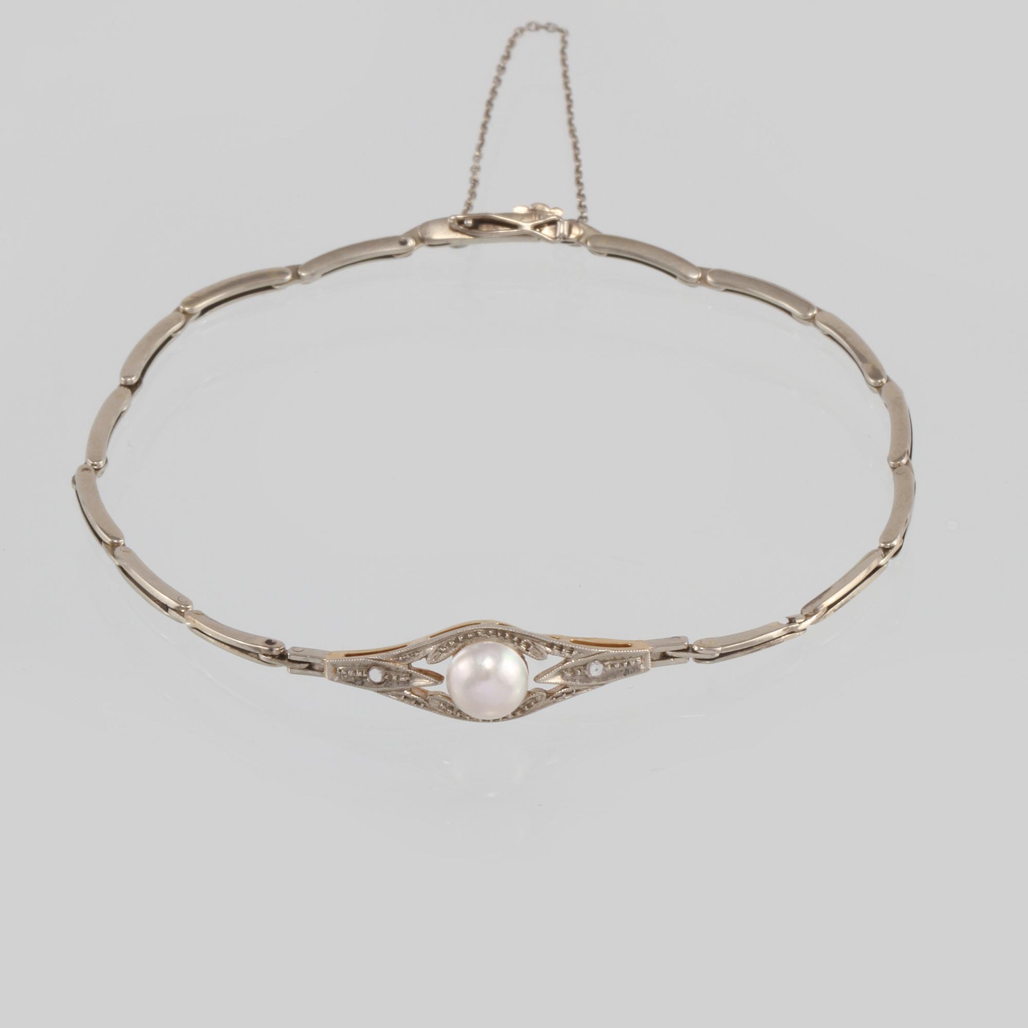 ARMBAND, 18K guld med 2 små diamanter samt odlad pärla, importstämplat. Vikt 4,5 gram.