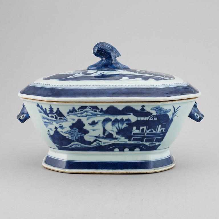 A blue and white tureen with cover, Qing dynasty, 19th Century.