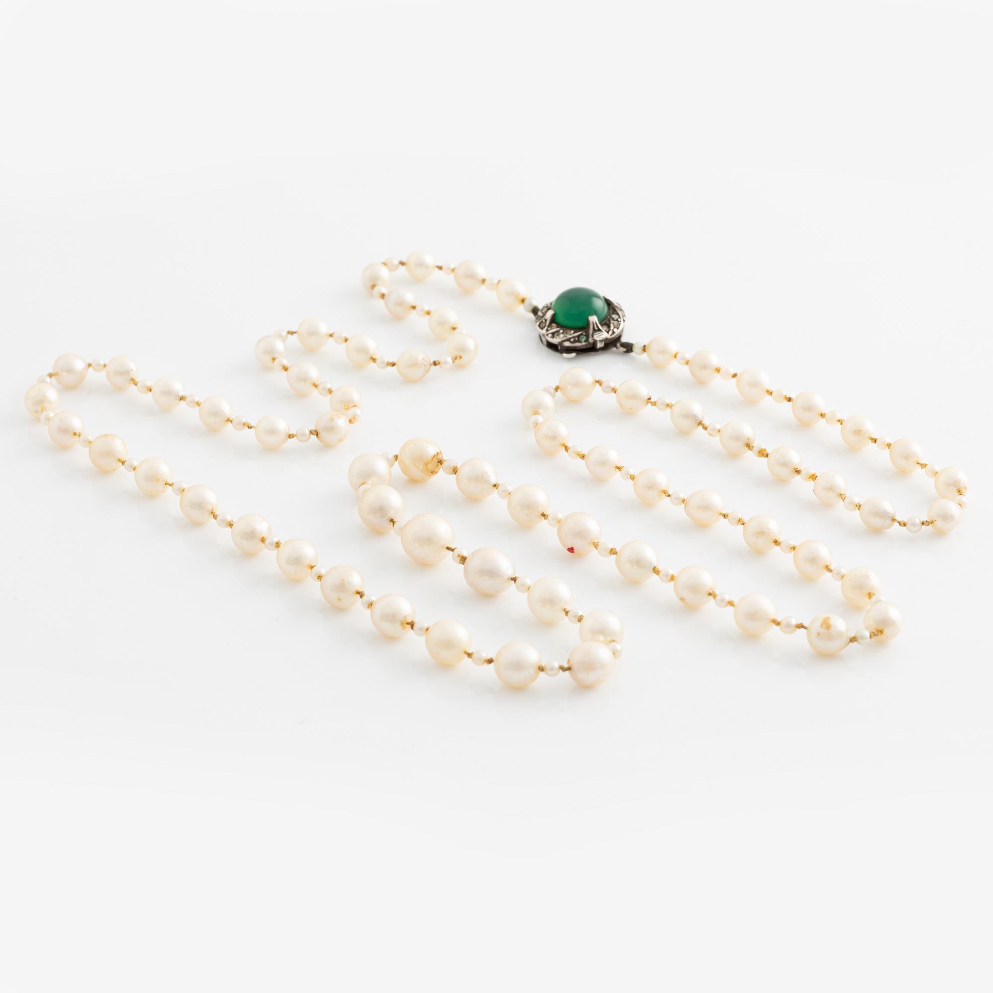 Pärlcollier, med odlade pärlor, lås silver med cabochonslipad grön sten.