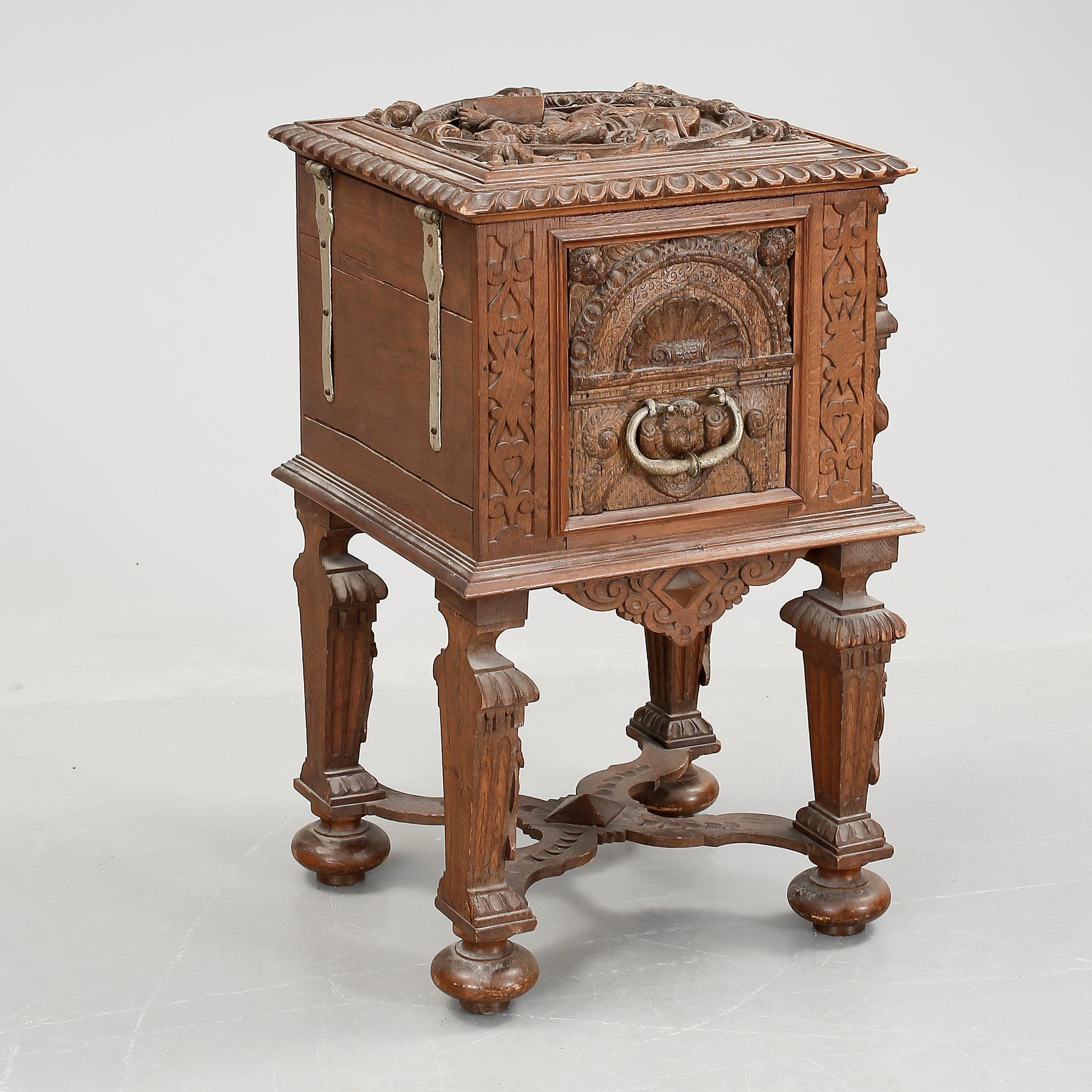 BARSKÅP/SCHATULL PÅ BEN, renässansstil, sent 1800-tal.